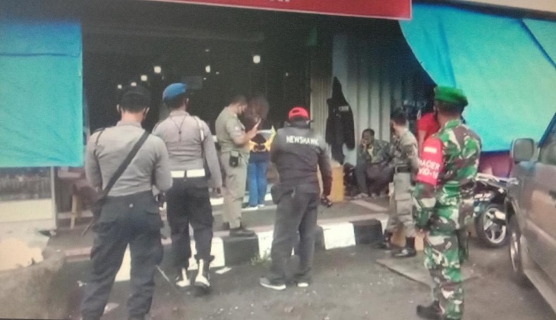 Petugas Gabungan Razia Pertokoan di Kuningan, Banyak Toko Emas Langgar Prokes
