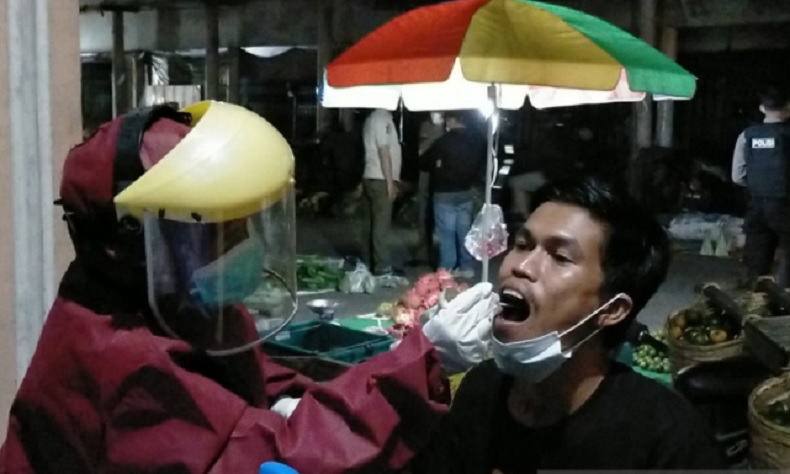 Terjaring Razia PPKM, Puluhan Warga di Pasar Beringin Singkawang Dites Swab