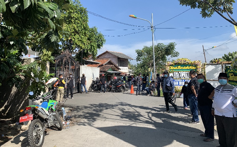 Ratusan Personel Diterjunkan Pastikan Prokes di Rumah Duka Bupati Bekasi
