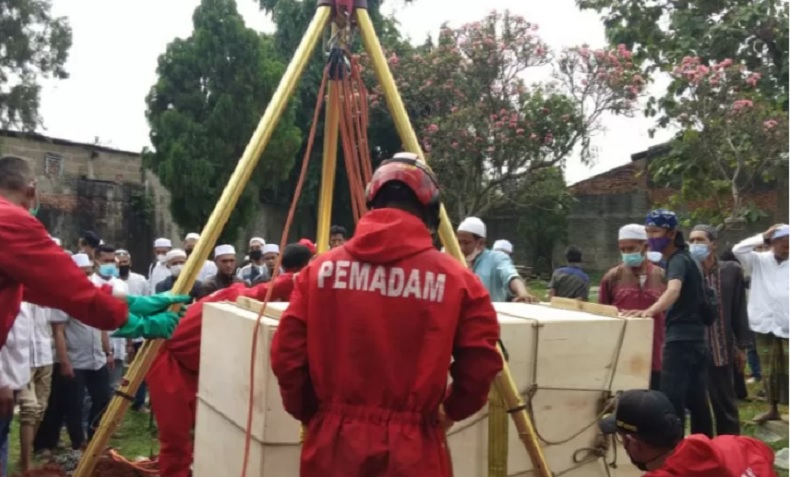  Tim Damkar Bantu Pemakaman Warga yang Bobot Jenazahnya 300 Kilogram
