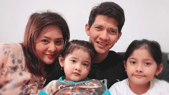 Sembuh dari Covid-19, Iko Uwais Bahagia Ketemu Istri dan Anak  