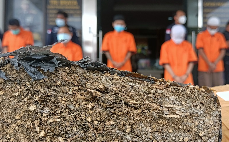 Ditangkap Polisi, 2 Pemuda di Agam Gagal Isap Ganja di Lapangan Bola