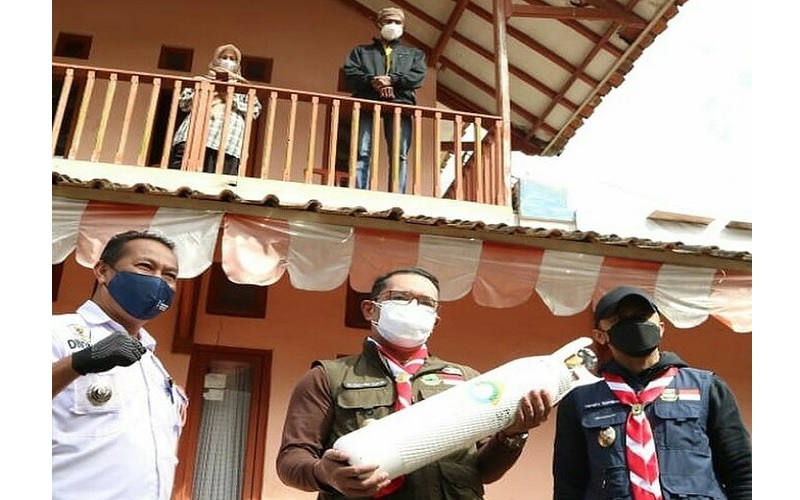 Hengki dan Ridwan Kamil Serahkan Tabung Oksigen untuk Warga Isoman di Lembang