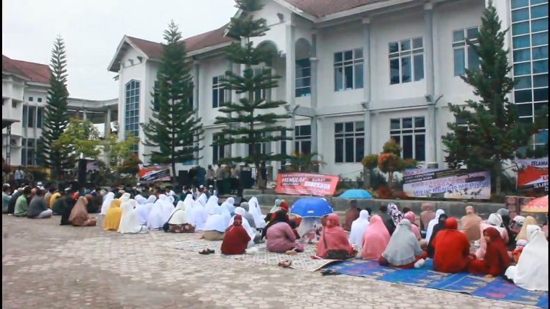 Terancam Direlokasi, Ratusan Warga Dzikir di Halaman Kantor Bupati Bener Meriah