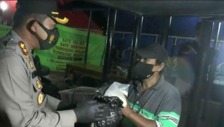 Aksi Simpatik Polres Pemalang, Imbau Pedagang Patuhi PPKM Darurat sambil Bagikan Sembako 