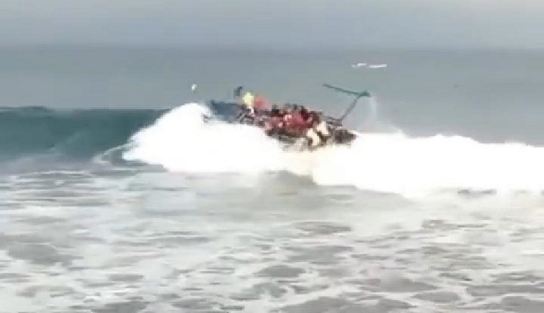 Viral, Detik-Detik Nelayan Terlempar ke Laut saat Perahu Dihantam Ombak Besar