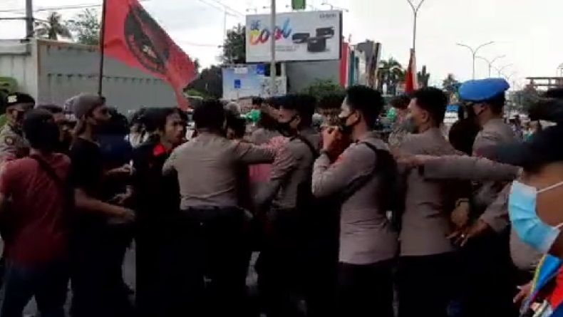 Aksi Mahasiswa di Makassar Ricuh, Massa Nyaris Bentrok dengan Polisi