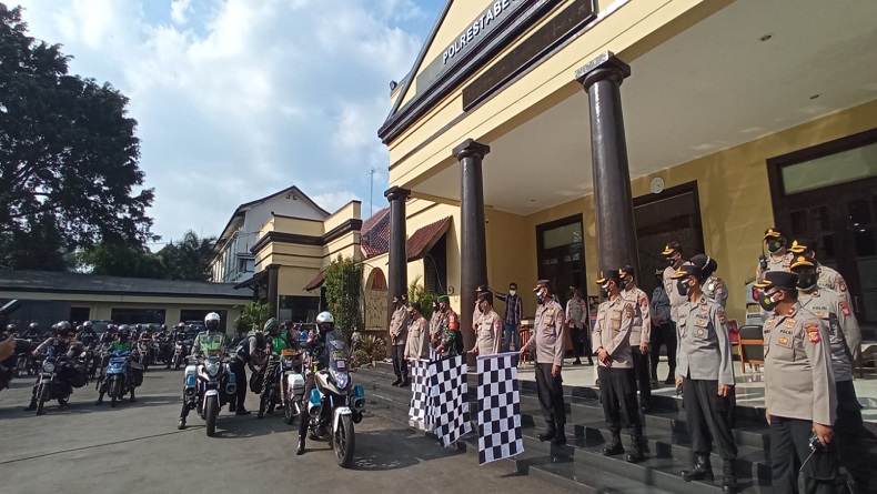 Polrestabes Bandung dan Kodim 0618/BS Kerahkan Pasukan Bermotor Sebar Bansos