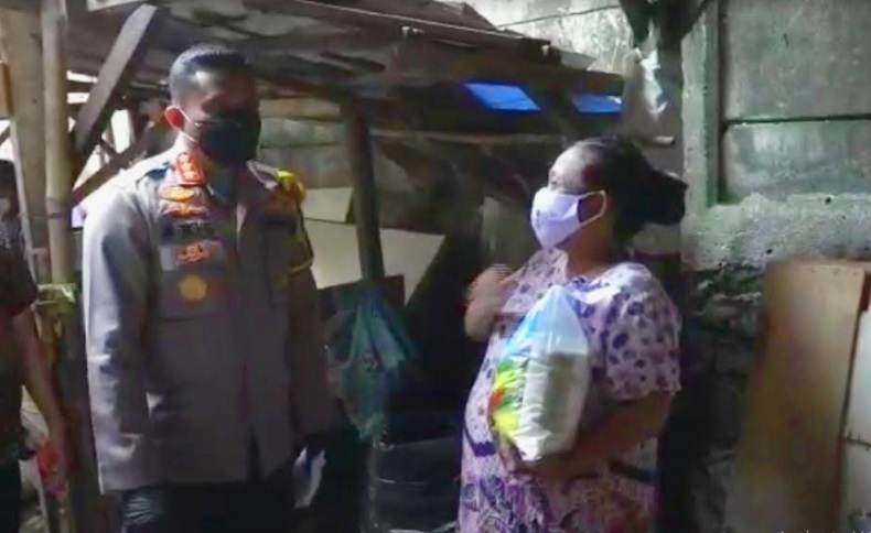 Kapolres Jaksel Blusukan ke Kampung Pelangi Bagikan 1 Ton Beras