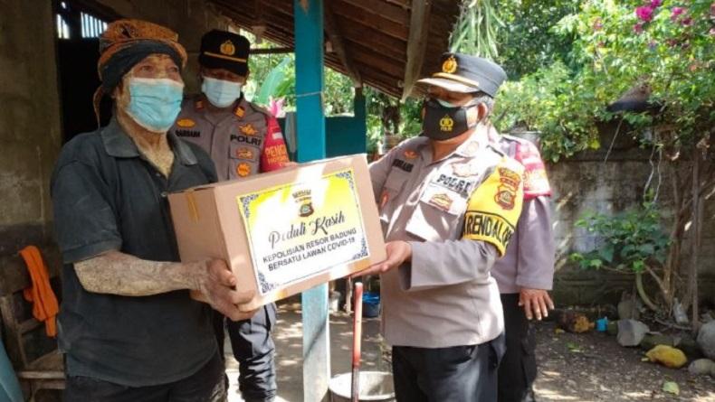 Polres Badung Bagikan 400 Paket Sembako ke Warga Isoman dan Terdampak PPKM Darurat