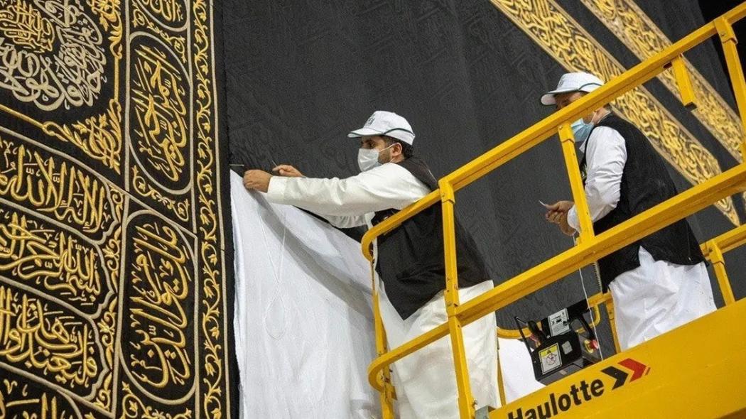 Ka'bah Diselimuti Kiswah Baru, Terbuat dari 670 Kg Sutra Berkualitas Tinggi