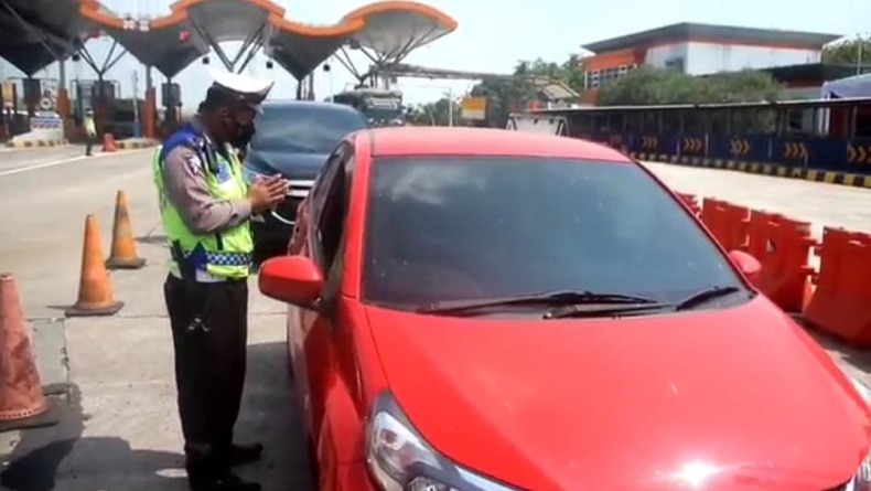 Nekat Mudik, 27 Kendaraan dari Jakarta Diputar Balik di GT Palimanan Cirebon