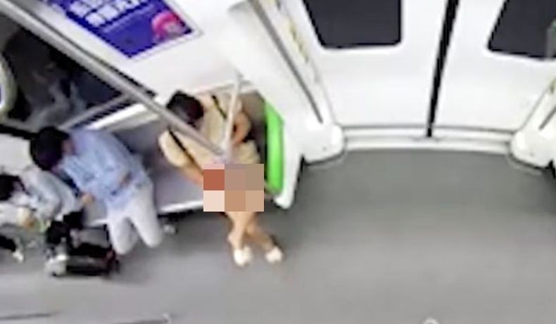 Parah, Perempuan Ini Pamerkan Bagian Intim di Kereta Disiarkan Langsung