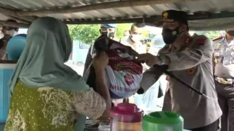 Polda Jateng Salurkan Sembako untuk Warga di Kawasan Wisata Religi di Demak 
