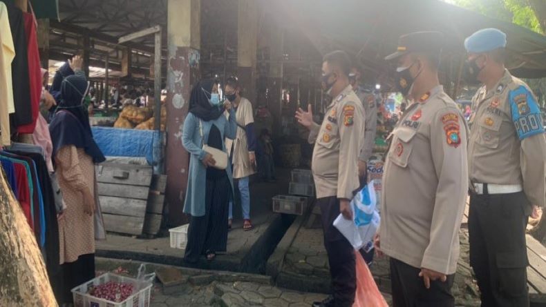 Cegah Penularan Covid-19, Polisi Awasi Prokes di Pasar Muntok