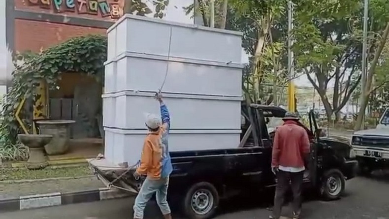 Video Viral Warga yang Masih Hidup Dikirimi Peti Mati