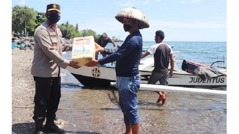 Polda Sulut Salurkan Bansos kepada Warga Kampung Nelayan Terdampak PPKM di Manado