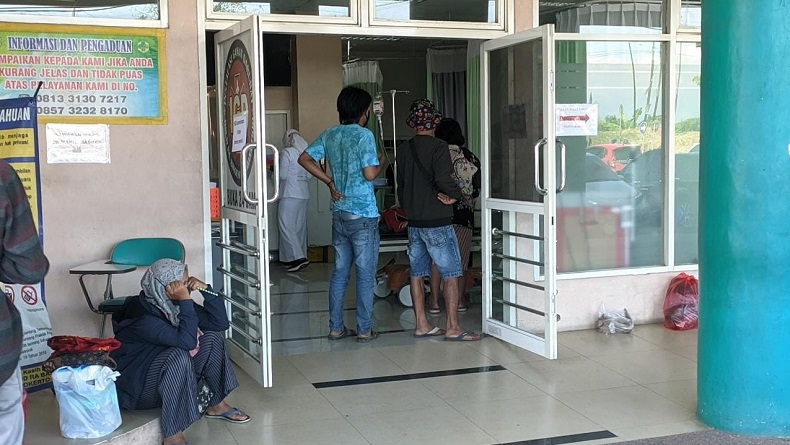 Istri Menjerit Histeris Lihat Suami Nekat Sayat Leher Pakai Pisau Cutter