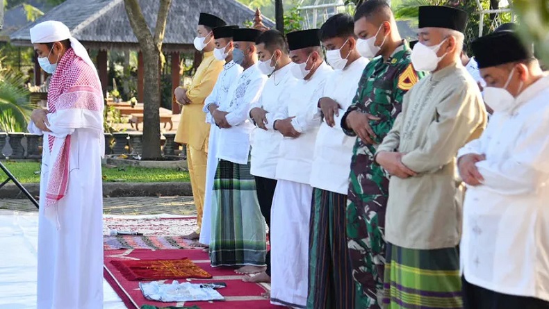 Gubernur dan Wagub Sumut Sholat Idul Adha di Kediaman Bersama Keluarga