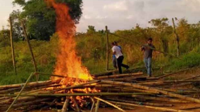 Polisi Bakar Arena Sabung Ayam yang Akan Dipakai Berjudi usai Sholat Ied