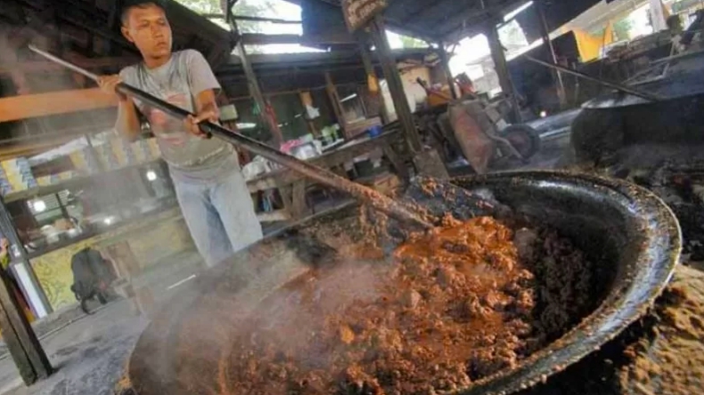 Bantu Korban Erupsi Gunung Semeru, Pemkab Dharmasraya Masak 1 Ton Rendang