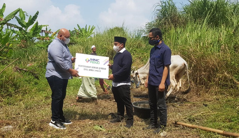 MNC Peduli Salurkan Hewan Kurban untuk Warga Desa Wates Jaya Cigombong