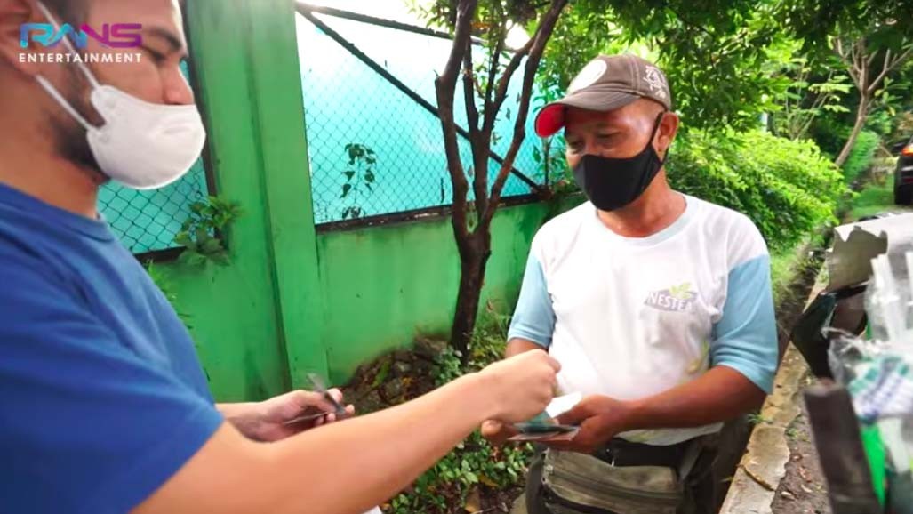 Raffi Ahmad Turun ke Jalan Ngasi Uang ke Pedagang Kecil: Dititipin Rezeki Makanya Bagi-Bagi