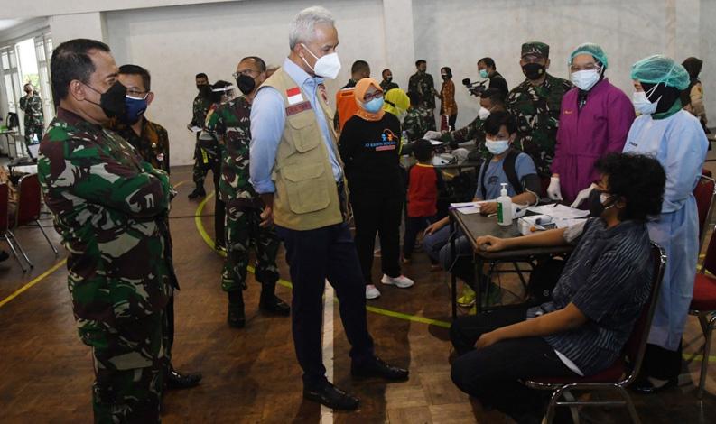 Ganjar Dikawal Dua Jenderal Tinjau Vaksinasi di Markas Kodam IV/Diponegoro 