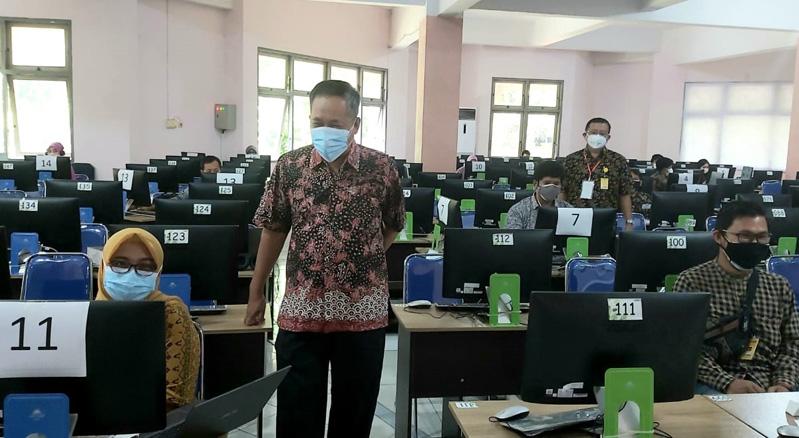 Diikuti 14.081 Peserta, Ujian Seleksi Mandiri Unnes Digelar Online dengan Pengawasan Ketat