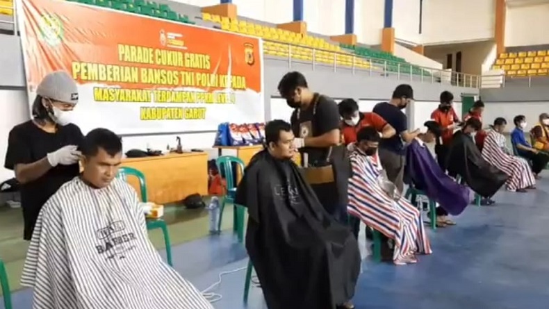 PPKM Level 4, Senangnya Warga Garut Dapat Layanan Cukur Gratis dan Sembako 