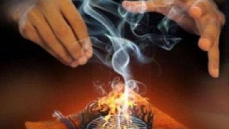 Boneka Diduga Ritual Santet Dibakar Warga, Viral di Medsos