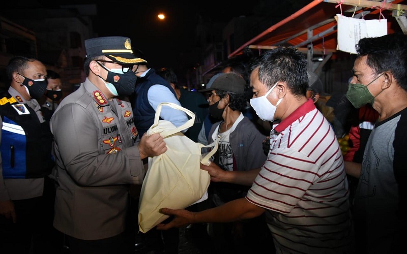 Polrestabes Bandung Gelar Patroli Berskala Besar dan Bagikan Sembako untuk Masyarakat