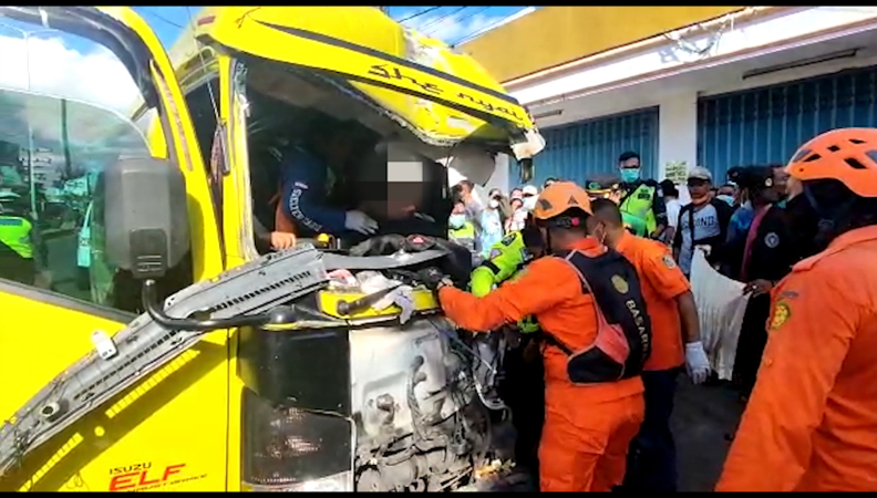 Mobil Travel 10 Penumpang Tabrak Pohon di Banyuwangi, Evakuasi Dramatis