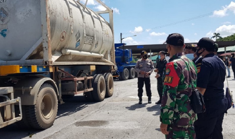 Satgas Pamtas Kawal Isi Ulang Isotank Oksigen dari Malaysia di Entikong