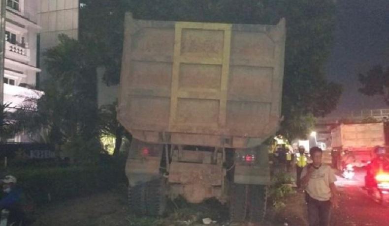 Kecelakaan di Palmerah, Truk Tabrak Pembatas Jalan dan Pohon di Depan Wisma Toto