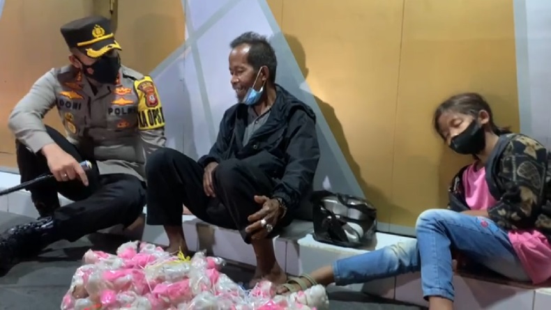 Kisah Bapak dan Anak Jual Kerupuk Sangsara di Tasikmalaya Demi Bertahan Hidup