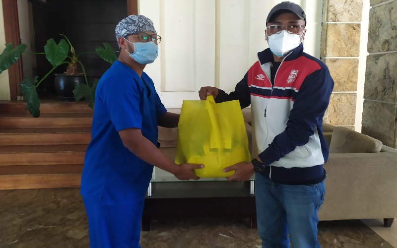 Journalist Community Peduli, Bagikan Paket Sembako untuk Nakes Covid-19 di Bandung