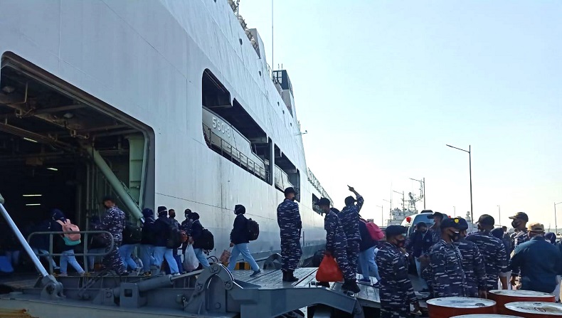Serbuan Vaksinasi di Pulau Bawean, TNI AL Koarmada II Kirimkan KRI Makassar-590