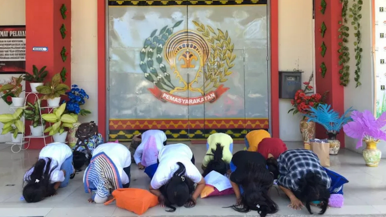 Dapat Asimilasi dan Bebas Penjara, 11 Napi Perempuan di Bandarlampung Sujud Syukur