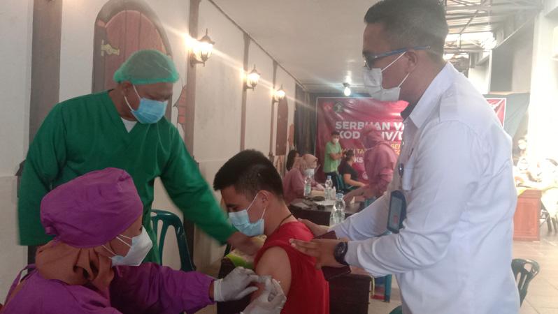 Hendak Disuntik Vaksin, Sejumlah Warga Binaan Rutan Salatiga Takut dan Gemetar 