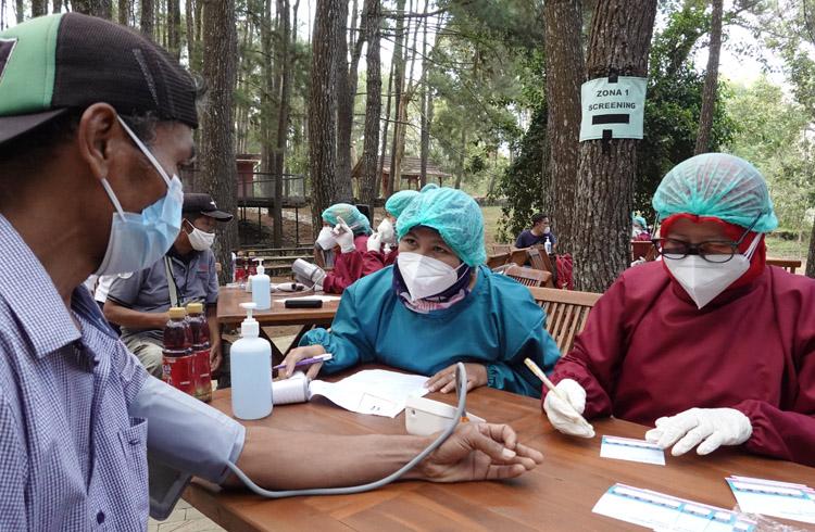 Vaksinasi Covid-19 Bagi 2.000 Pelaku Wisata Bantul Digelar di Tengah Hutan Pinus