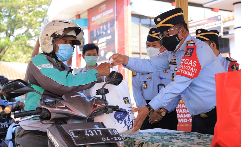 Kanwil Kemenkumham Jatim Salurkan 4.300 Paket Sembako untuk Warga Terdampak Covid-19