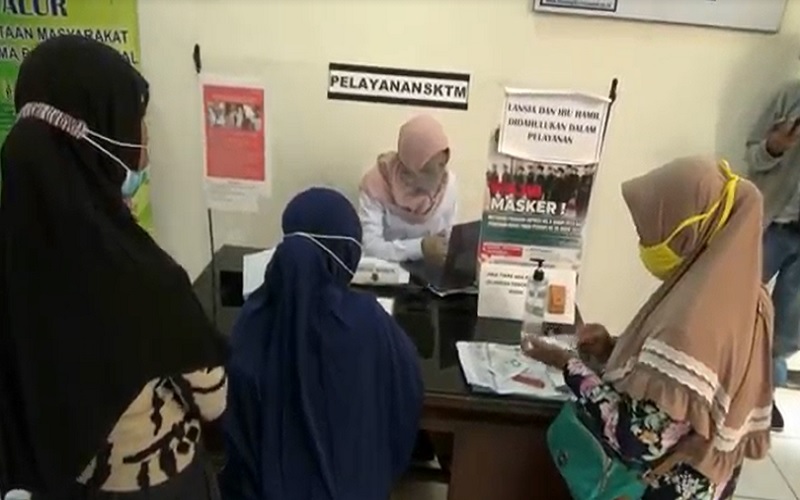 Tak Dapat Bansos karena Data Invalid, Belasan Warga Serbu Dinsos Tuban