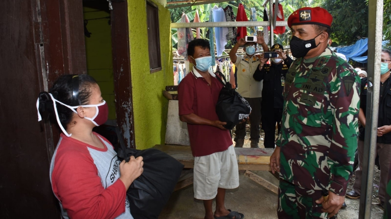 Kopassus Bagikan 2.000 Paket Sembako ke Warga Terdampak Covid-19 