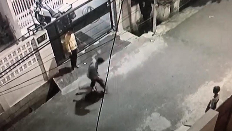 Terekam CCTV, Duel Sengit Remaja di Duren Sawit Disaksikan Teman  