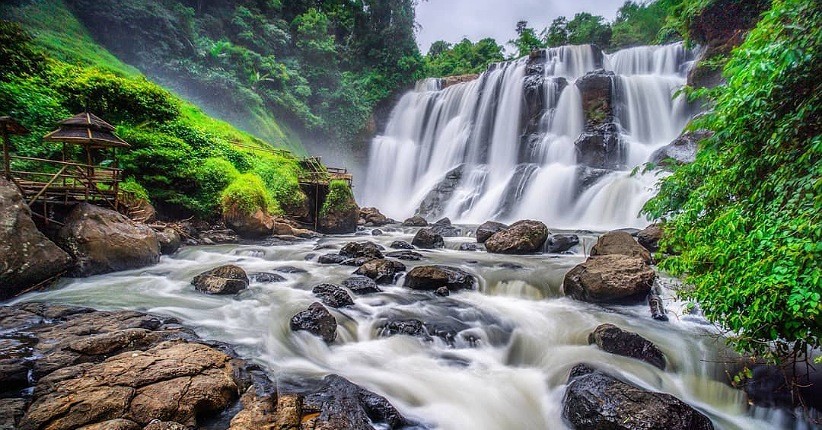 3 Rekomendasi Liburan ke Curug di Bandung, Tempatnya Sejuk dan Asyik untuk Piknik