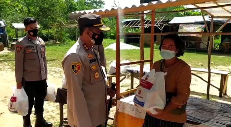 Kapolres Bangka Selatan Salurkan Bantuan untuk Pedagang Pantai Kelisut Terdampak PPKM Level 3
