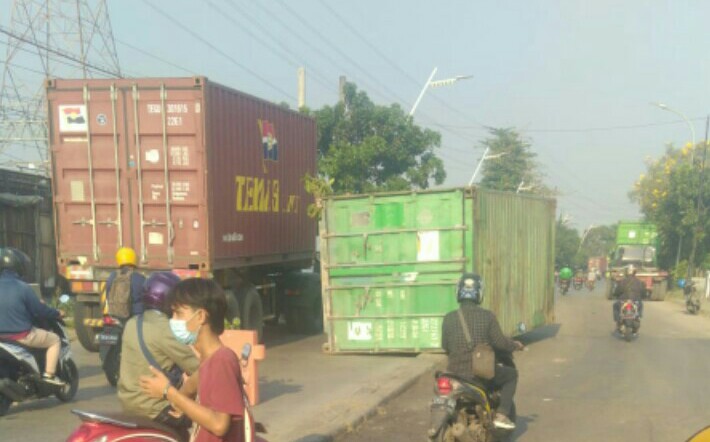 Kontainer Melintang di Jalan Martadinata Jakut, Lalu Lintas Macet