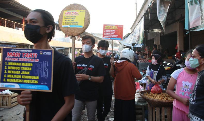  Sejumlah Mahasiswa Semarang Aksi Turun ke Pasar Tradisional, Pedagang Doakan Ini