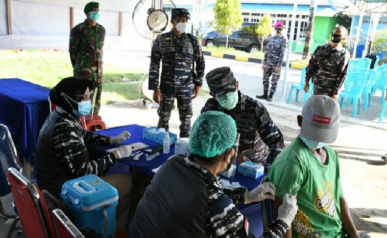 Serbuan Vaksin Lantamal XII Pontianak, 710 Orang di Pelabuhan Pemangkat Tervaksinasi